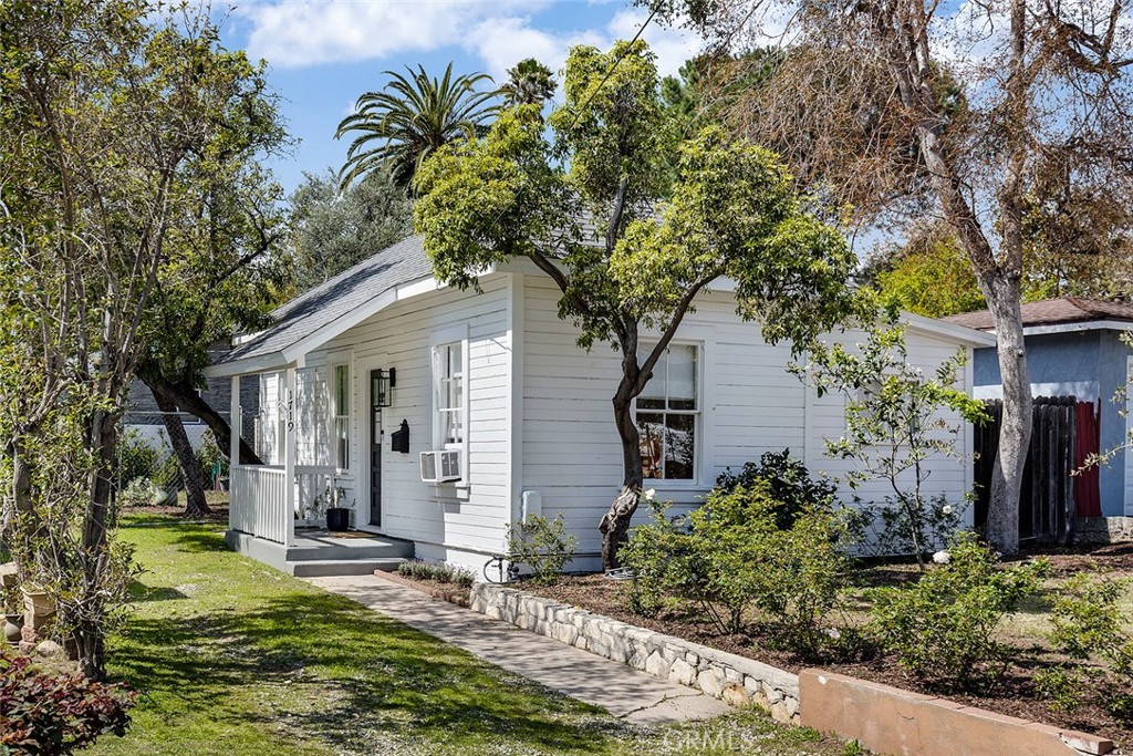 1719 N Oxford Avenue Property Photo