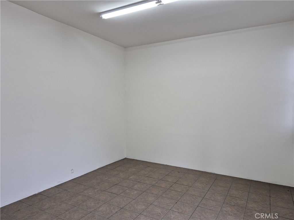 6084 S Hoover Street Property Photo 4