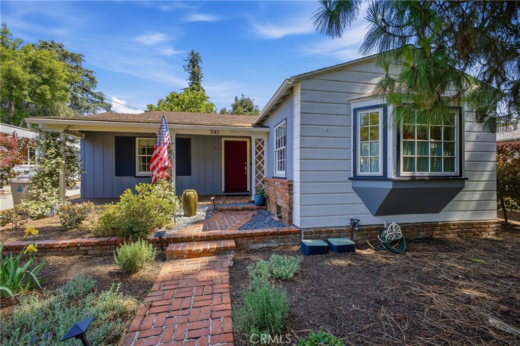 541 E Woodbury