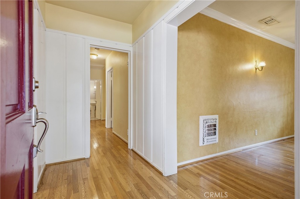 541 E Woodbury Property Photo 7