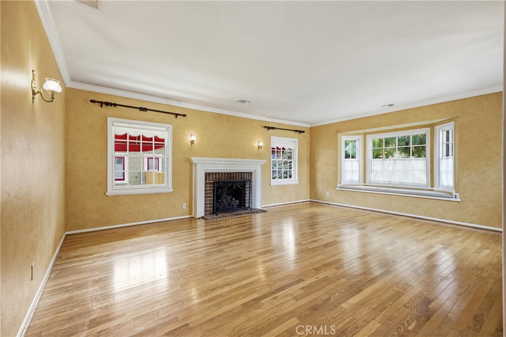 541 E Woodbury Property Photo 8