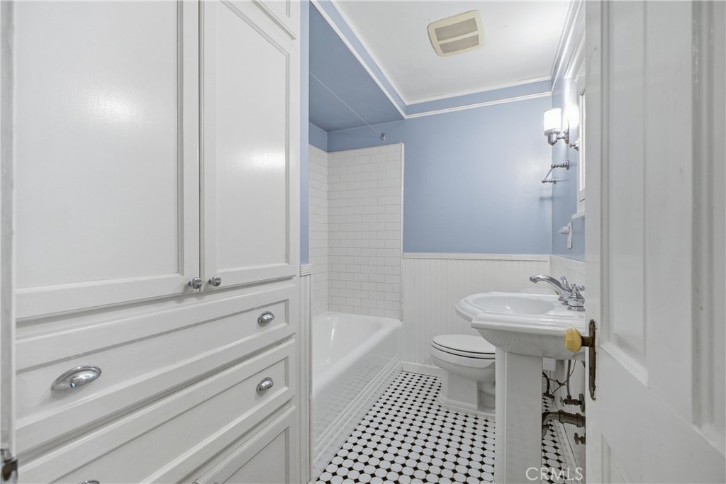 541 E Woodbury Property Photo 23