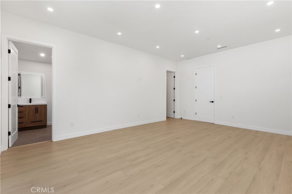 19041 Schoenborn Property Photo 17