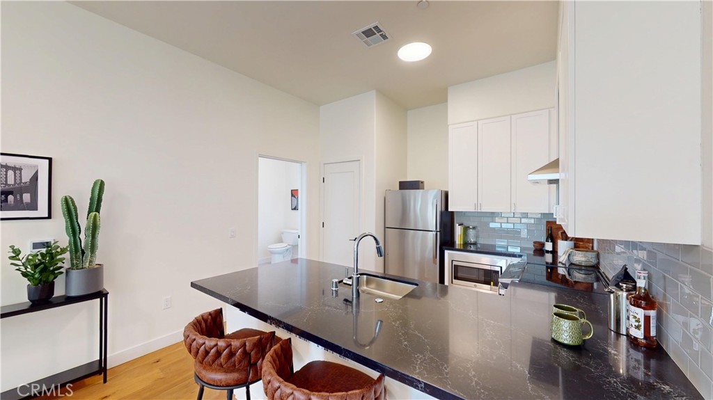 1878 E Walnut Street 203 Property Photo 3