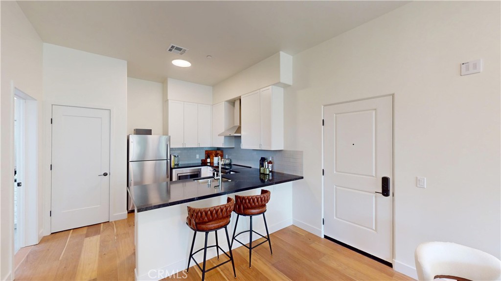 1878 E Walnut Street 203 Property Photo 6
