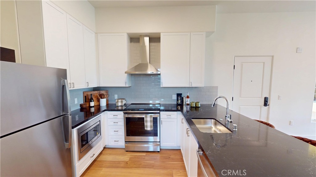 1878 E Walnut Street 203 Property Photo 11