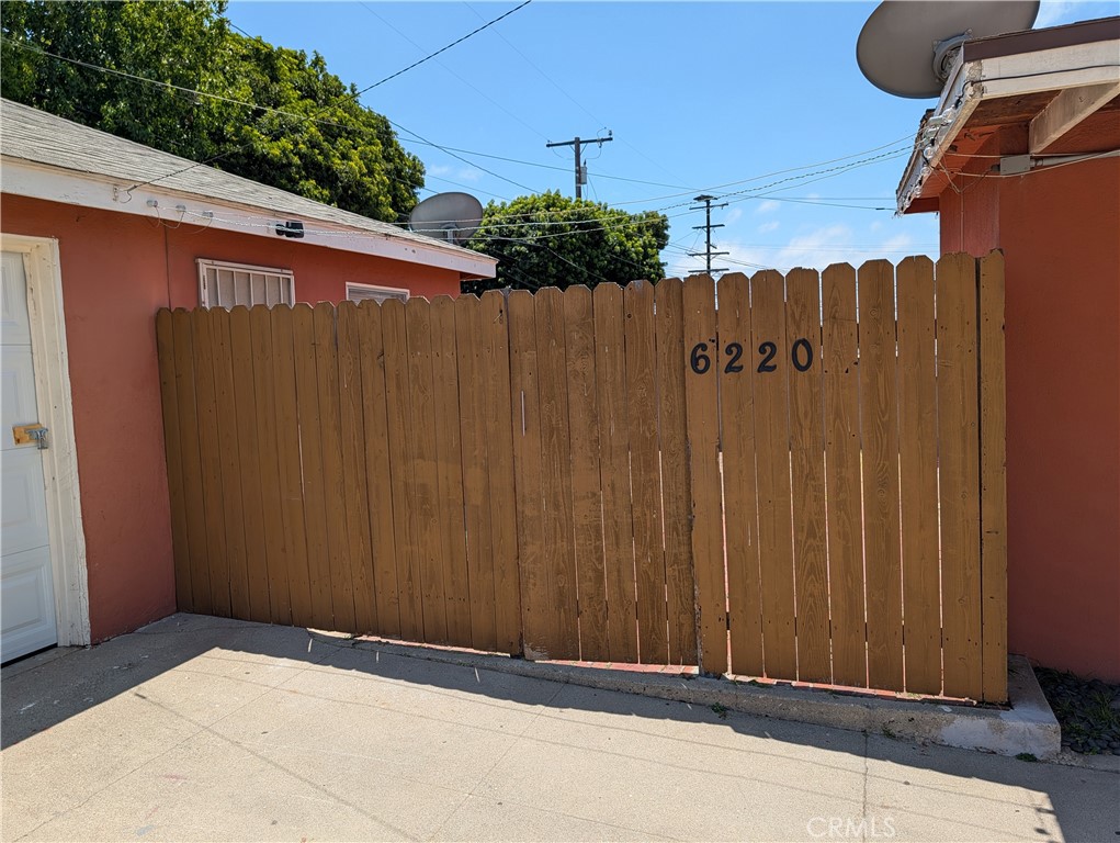 6220 1/2 S Fairfax Property Photo 2