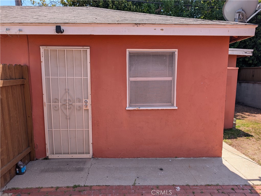 6220 1/2 S Fairfax Property Photo 3