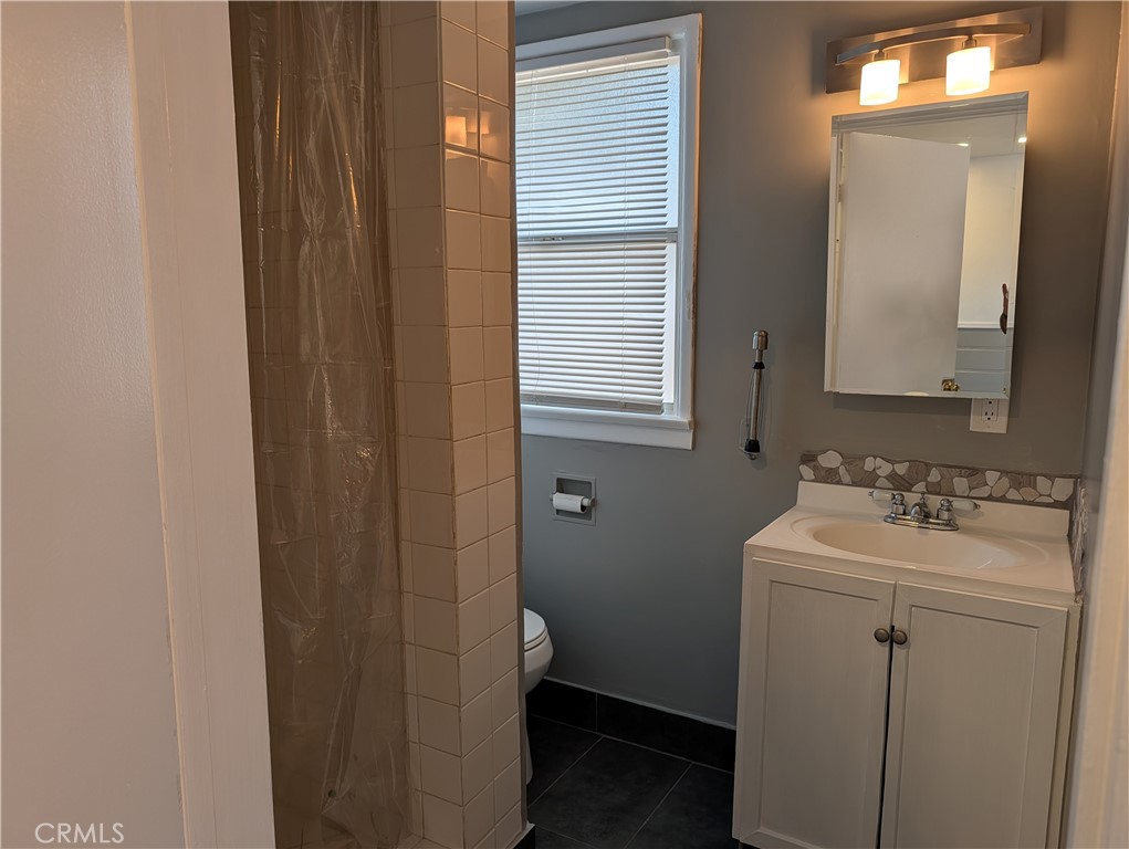 6220 1/2 S Fairfax Property Photo 8