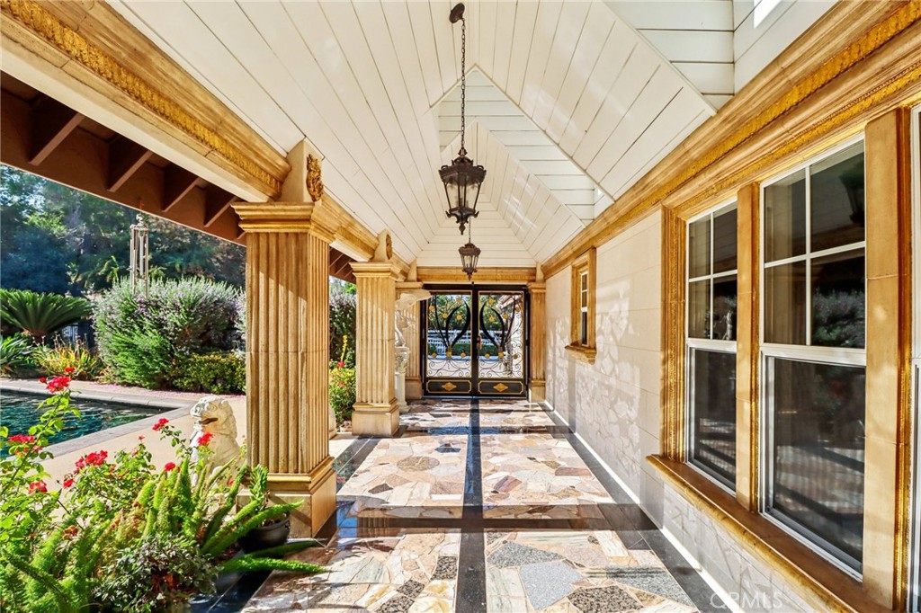 2611 Steeplechase Lane Property Photo 3
