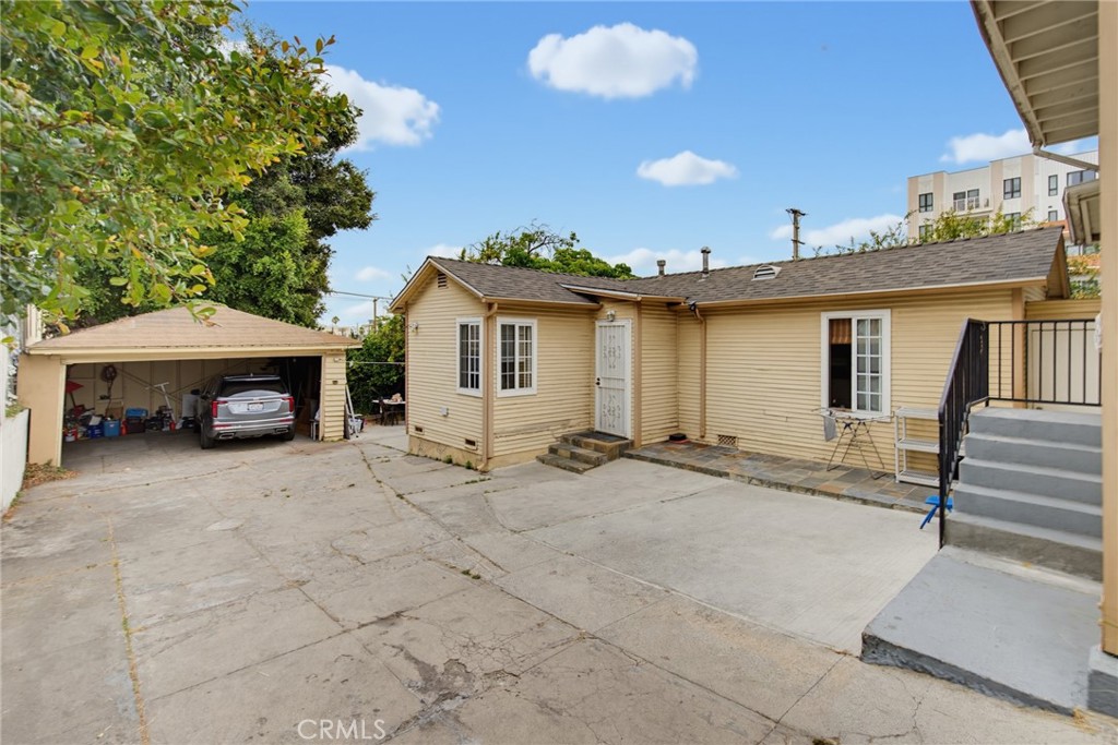 1107 S Mariposa Avenue Property Photo 3