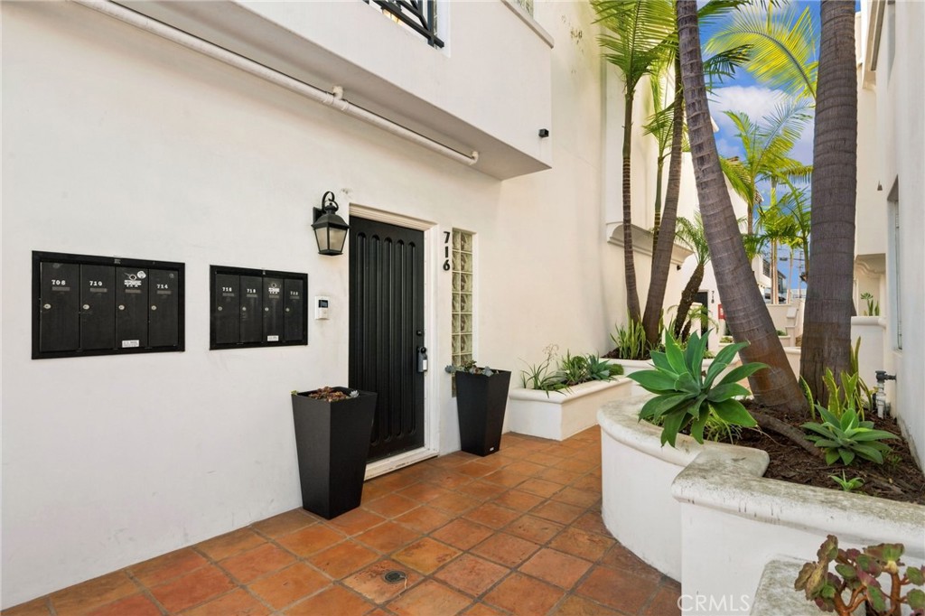 716 Manhattan Beach Boulevard Property Photo 3