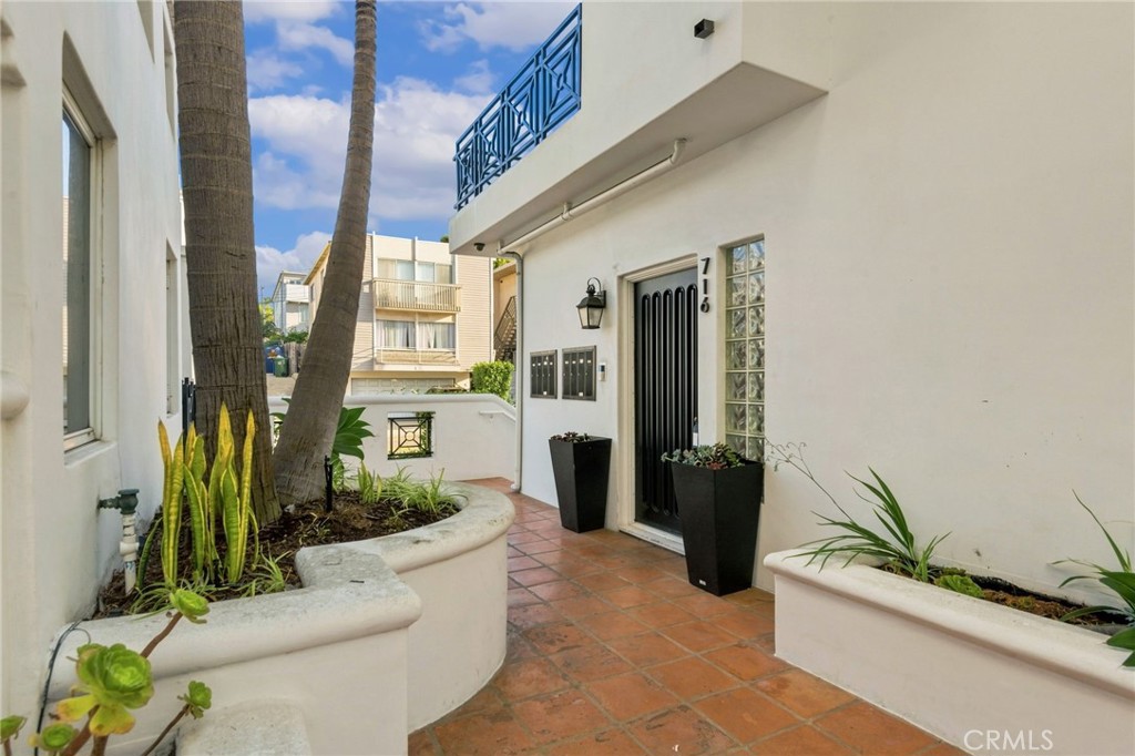 716 Manhattan Beach Boulevard Property Photo 4