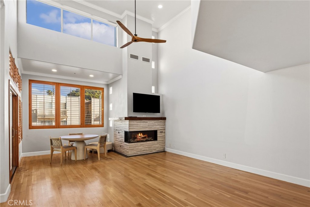 716 Manhattan Beach Boulevard Property Photo 5