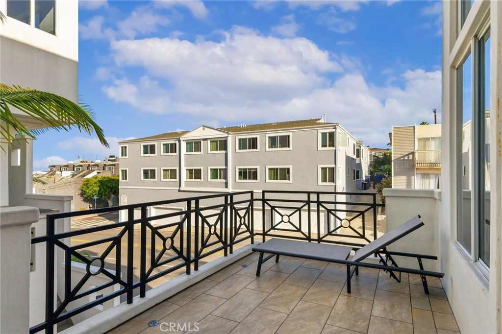 716 Manhattan Beach Boulevard Property Photo 10