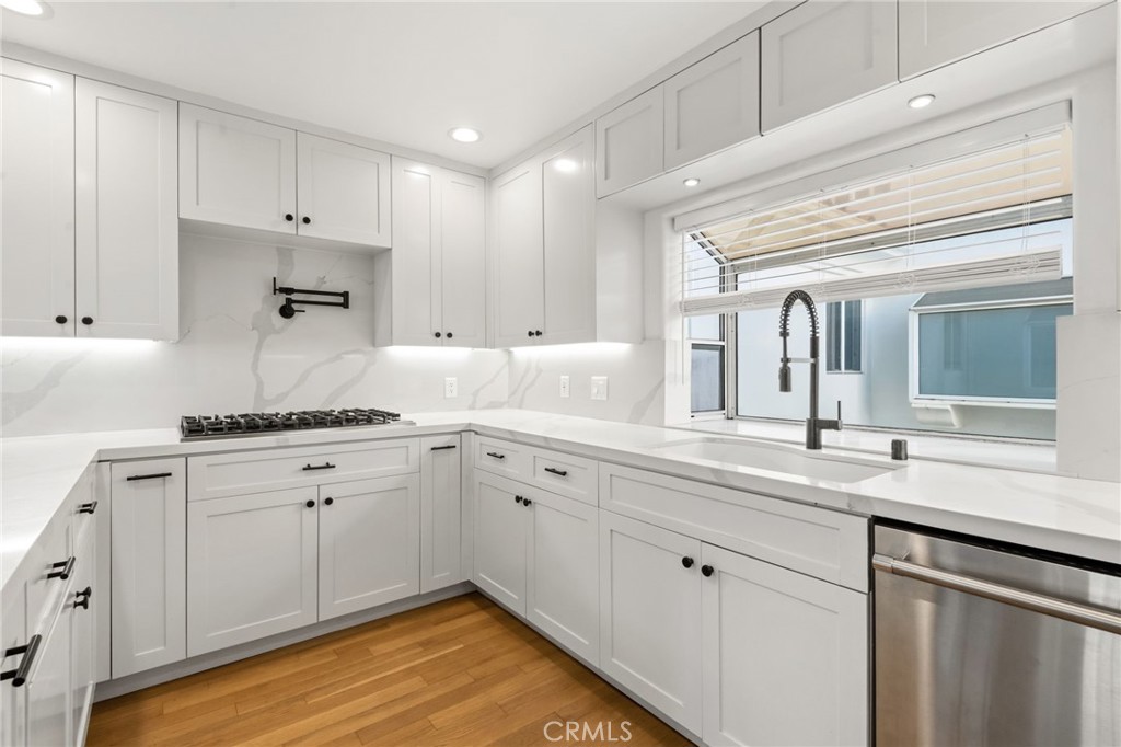 716 Manhattan Beach Boulevard Property Photo 19