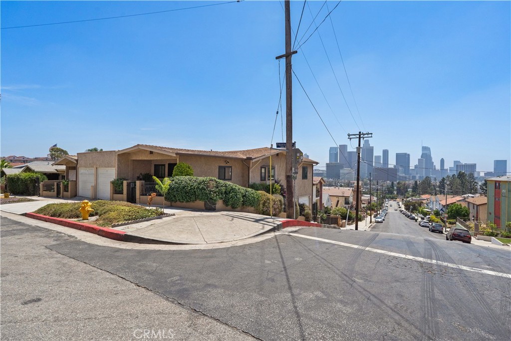 1024 Figueroa Terrace Property Photo 3