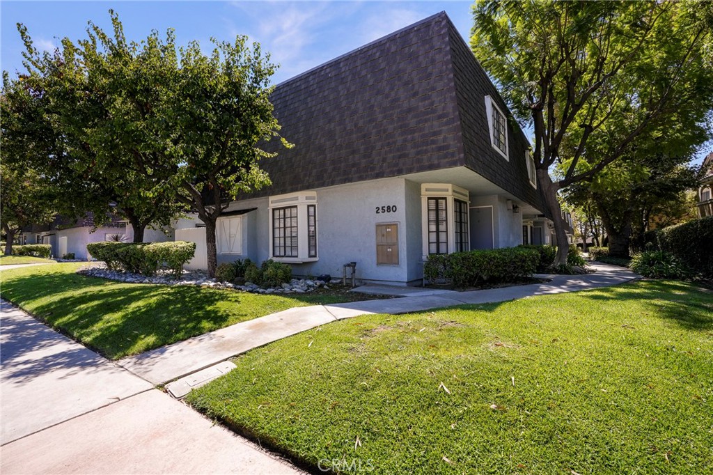 2580 Huntington Property Photo 1