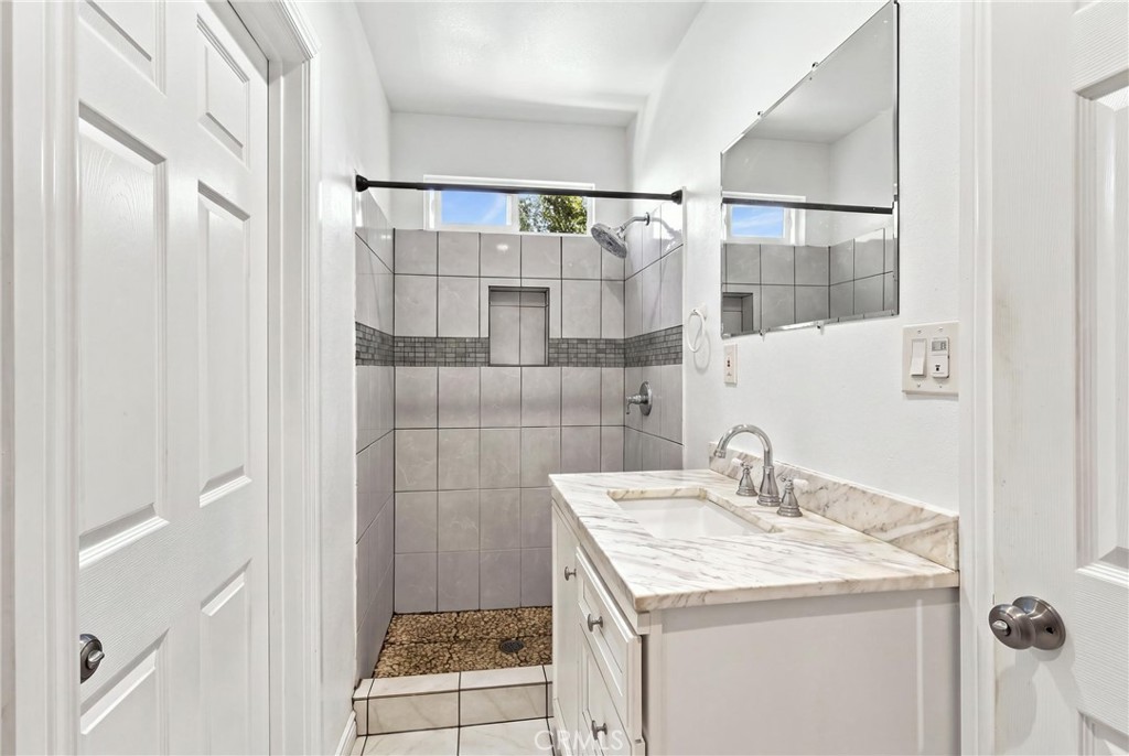 209 W 87th Property Photo 20