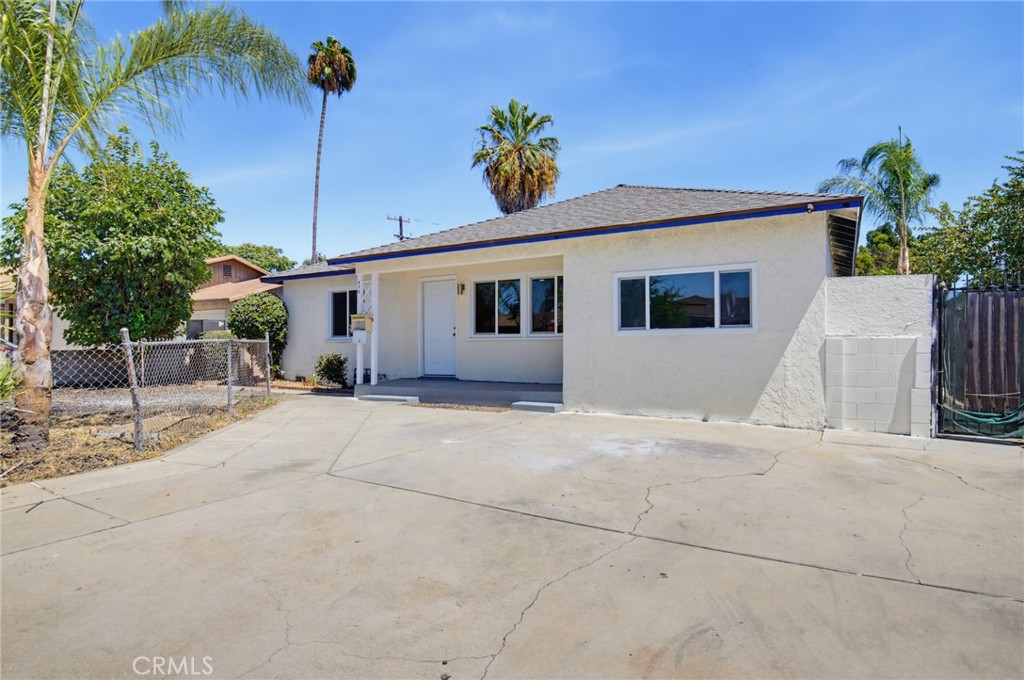 570 N East End Avenue Property Photo 1