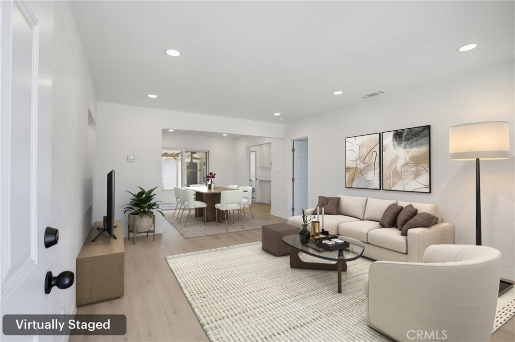 570 N East End Avenue Property Photo 2