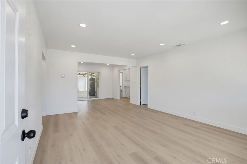 570 N East End Avenue Property Photo 6