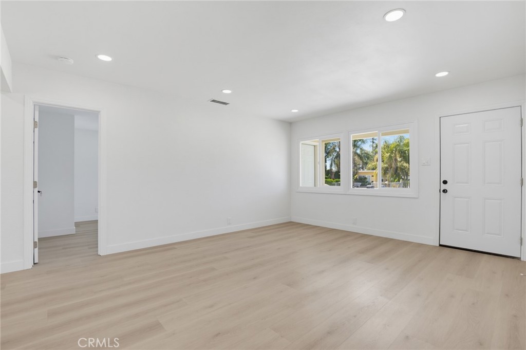 570 N East End Avenue Property Photo 7