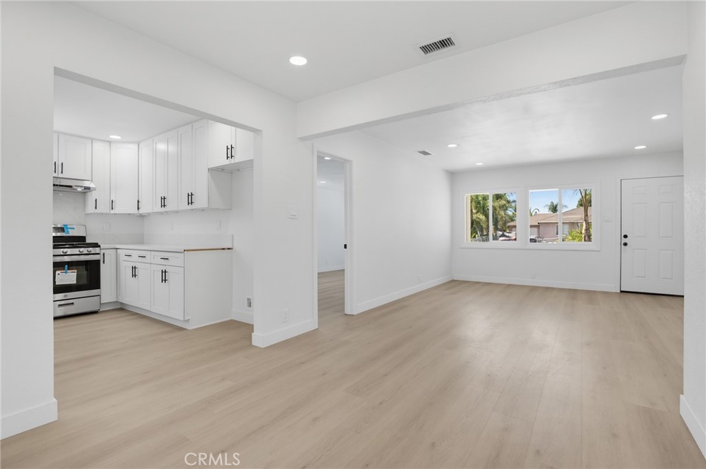 570 N East End Avenue Property Photo 11