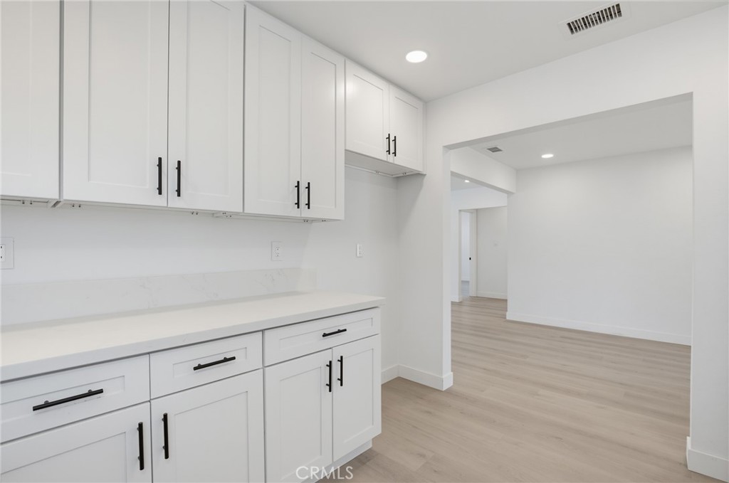 570 N East End Avenue Property Photo 15