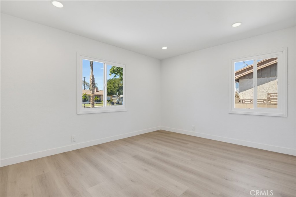 570 N East End Avenue Property Photo 17