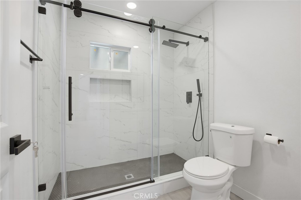 570 N East End Avenue Property Photo 21