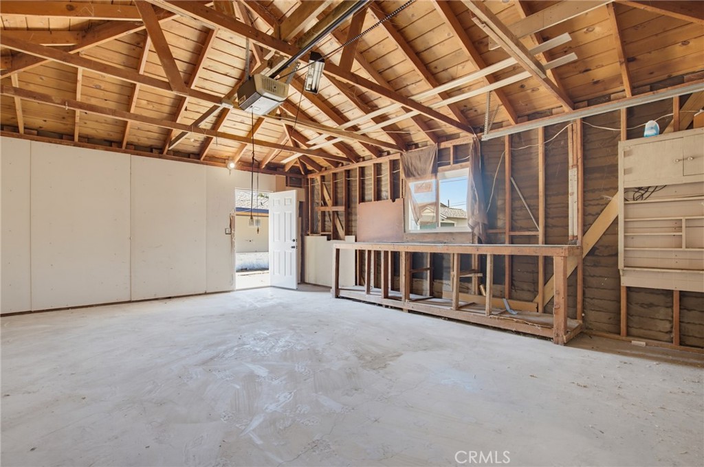 570 N East End Avenue Property Photo 24