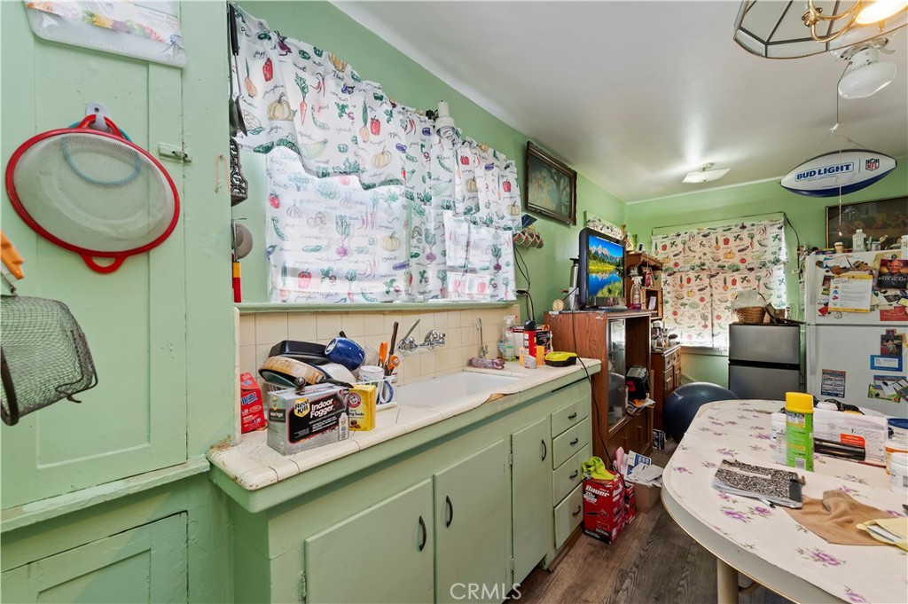 1438 W 70th Property Photo 5