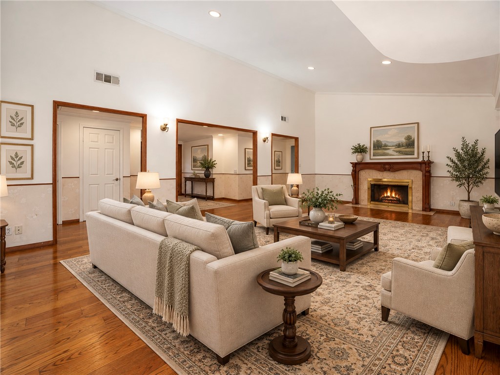 1319 N Baldwin Avenue Property Photo 1
