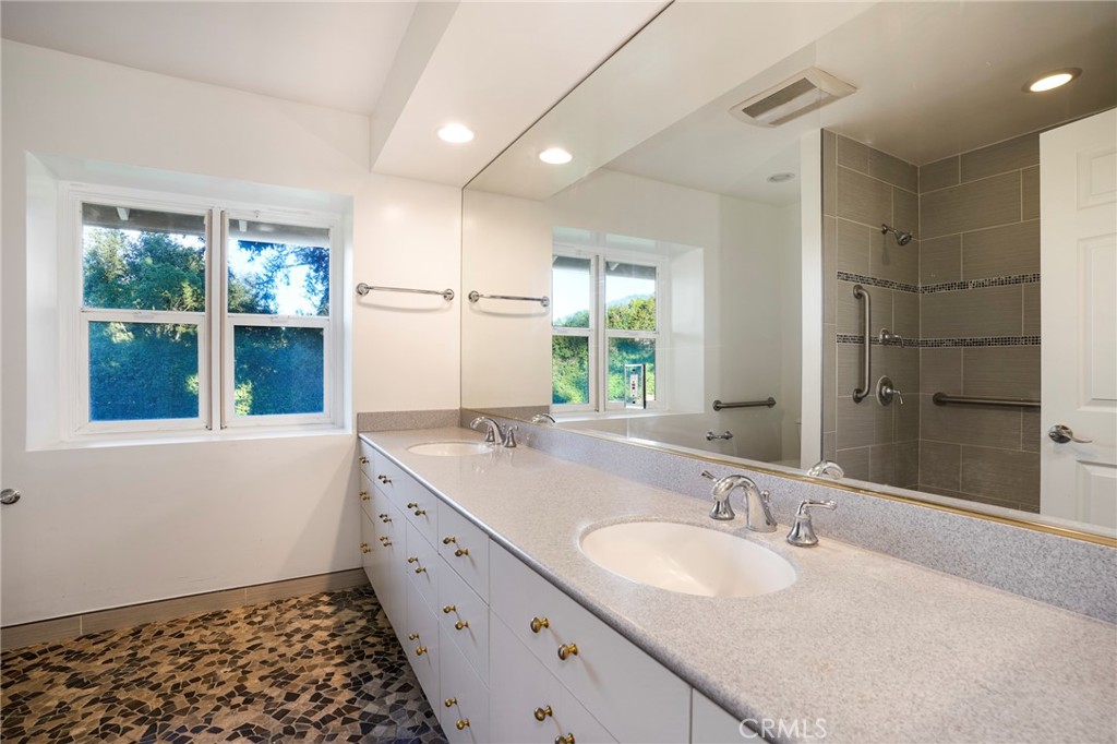 1319 N Baldwin Avenue Property Photo 36