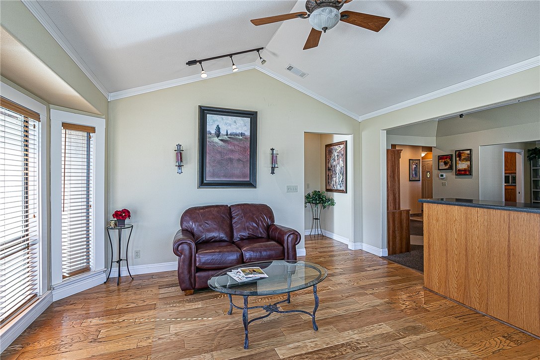 115 W Park Avenue Property Photo 4