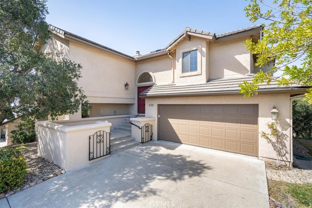 220 Oakwood Court Property Photo