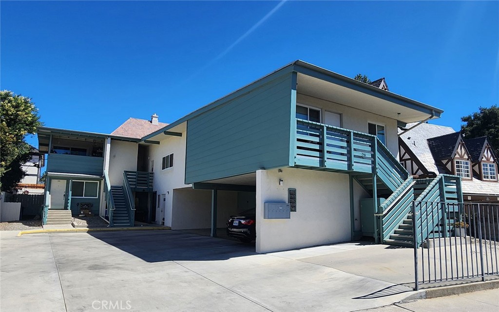 1575 Oak Street Property Photo 1