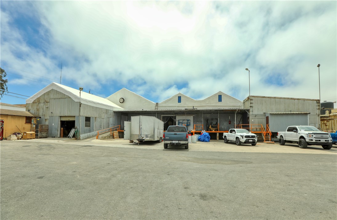 1730 Railroad Street Property Photo 3