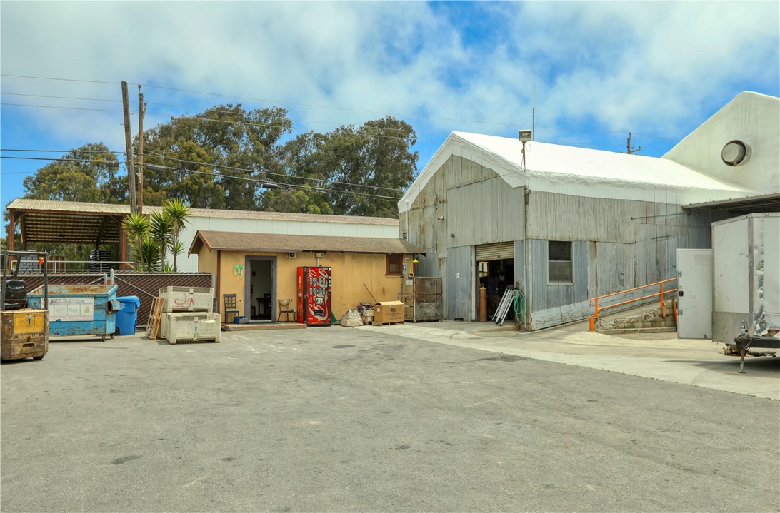 1730 Railroad Street Property Photo 4