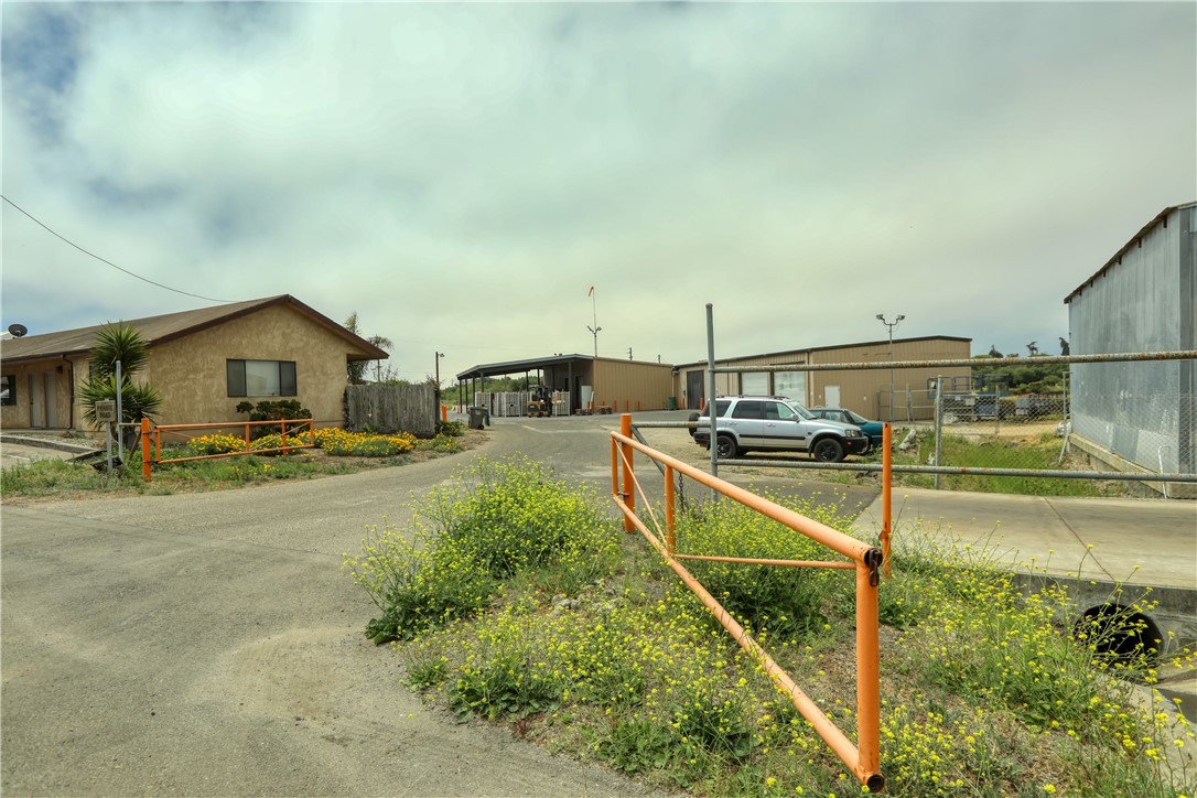 1730 Railroad Street Property Photo 6