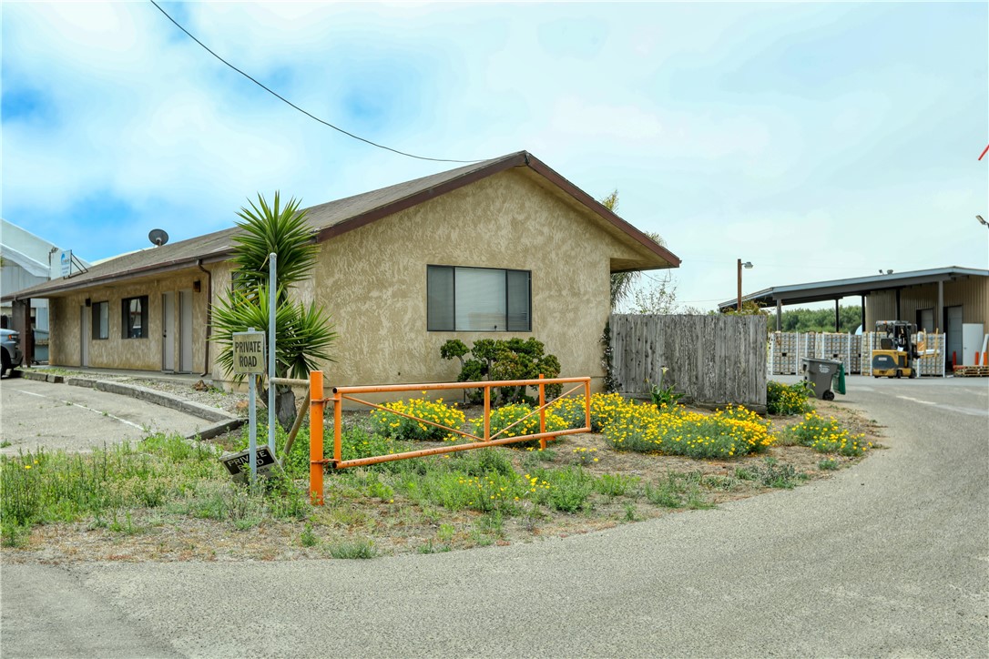 1730 Railroad Street Property Photo 7