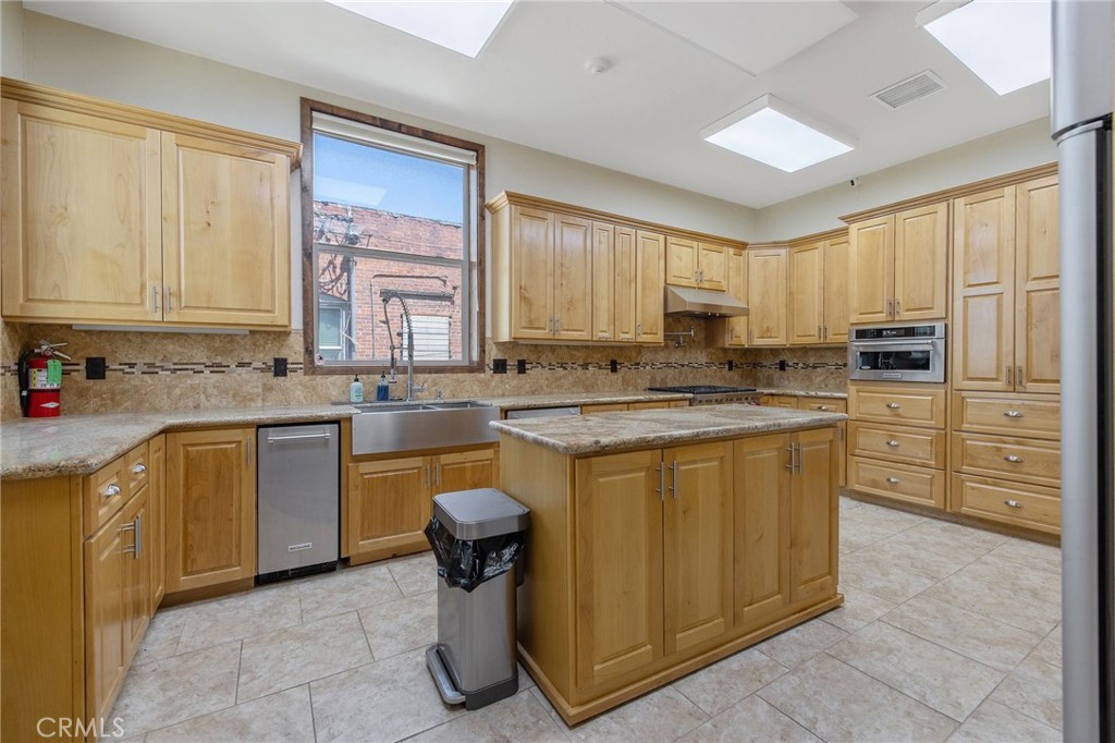 128 S E Street Property Photo 27
