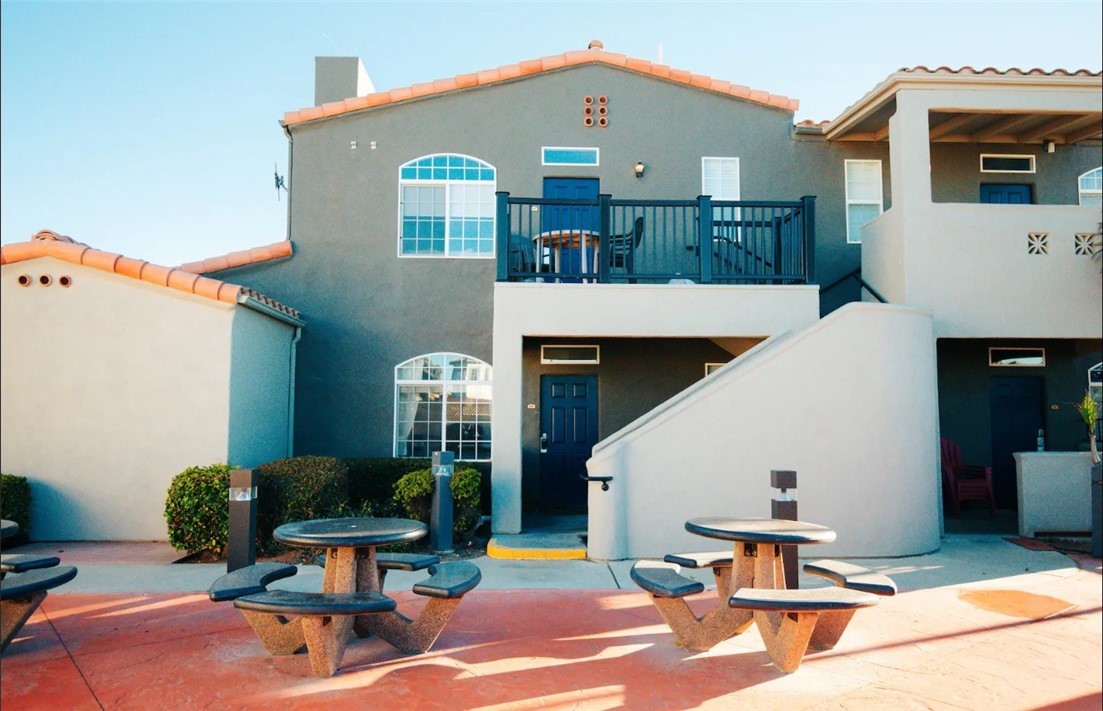 444 Pier Avenue 4 Property Photo 1