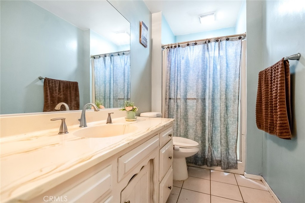 916 E Royal Ann Property Photo 13