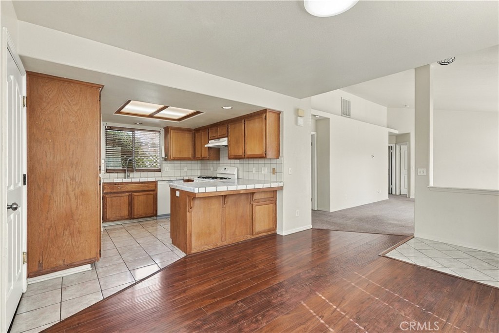 715 Hawthorn Property Photo 8