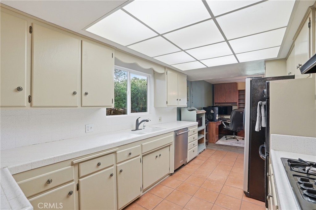 448 Pomeroy Property Photo 14