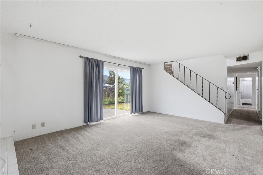 228 S 1st Place Property Photo 3