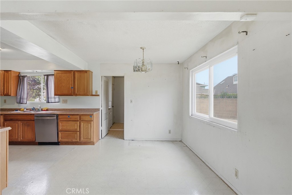 228 S 1st Place Property Photo 4