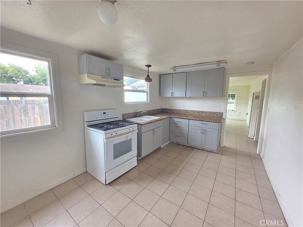557 S 10th Property Photo 5